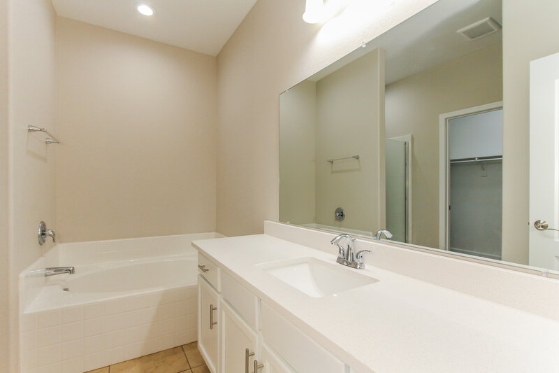2,180/Mo, 7024 S 78th Dr Laveen, AZ 85339 Main Bathroom View