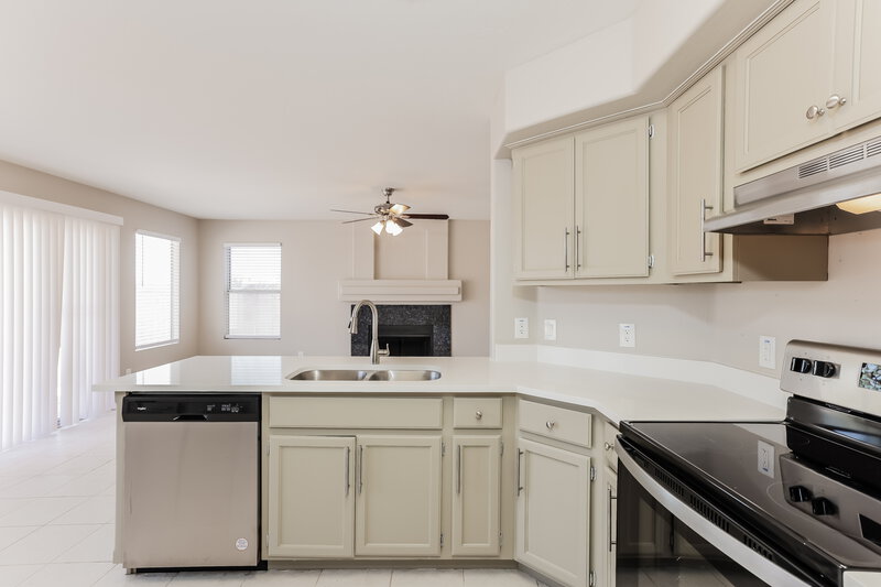 2,510/Mo, 18400 N 83rd Dr Peoria, AZ 85382 Kitchen View