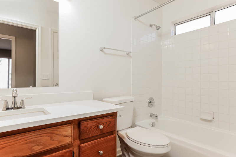 2,510/Mo, 18400 N 83rd Dr Peoria, AZ 85382 Bathroom View