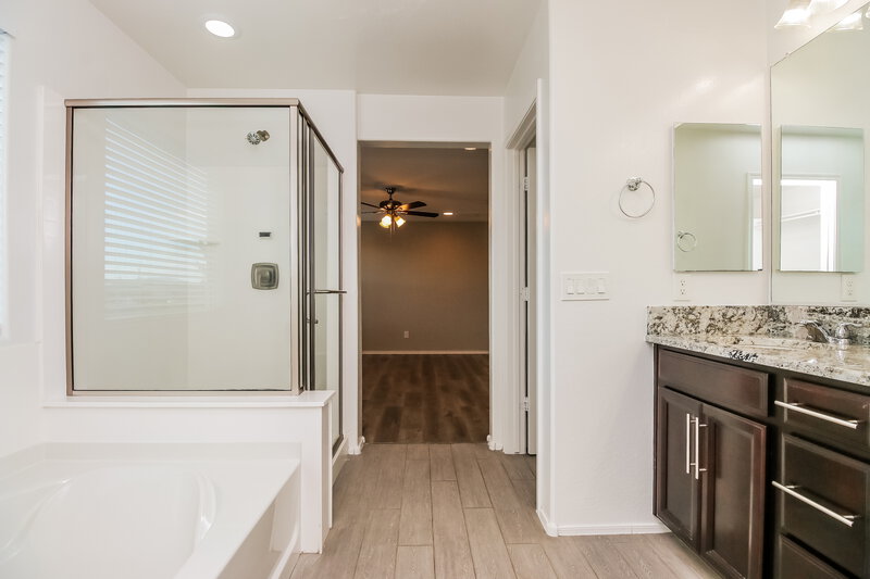 2,290/Mo, 495 N Ranger Trl Gilbert, AZ 85234 Main Bathroom View