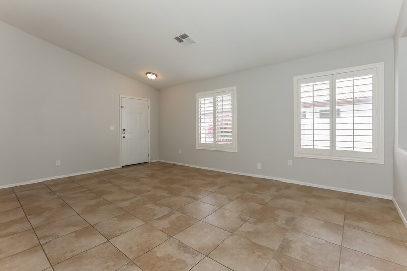 2,340/Mo, 323 N Ocean Dr Gilbert, AZ 85233 Living Room View 2