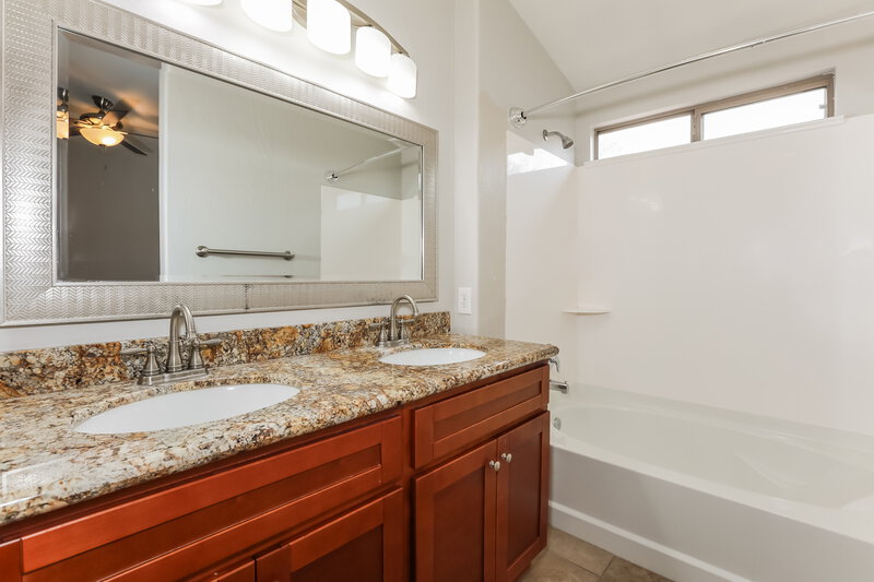 2,340/Mo, 323 N Ocean Dr Gilbert, AZ 85233 Main Bathroom View
