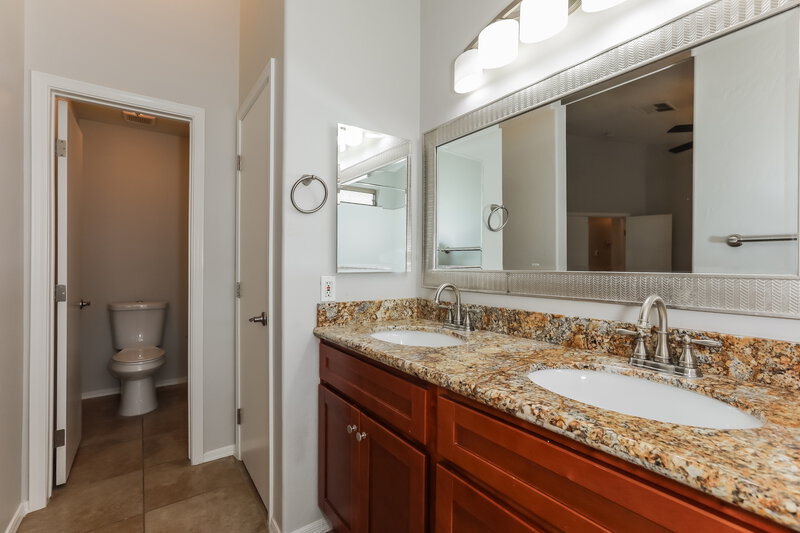 2,340/Mo, 323 N Ocean Dr Gilbert, AZ 85233 Main Bathroom View 2