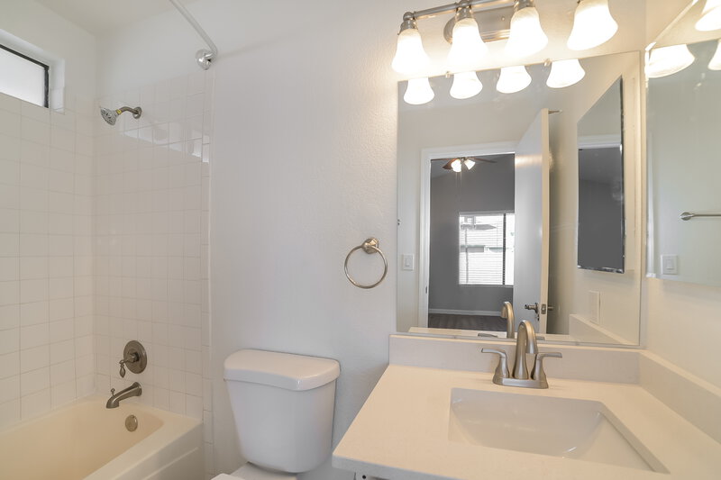 2,150/Mo, 677 W Shawnee Dr Chandler, AZ 85225 Main Bathroom View