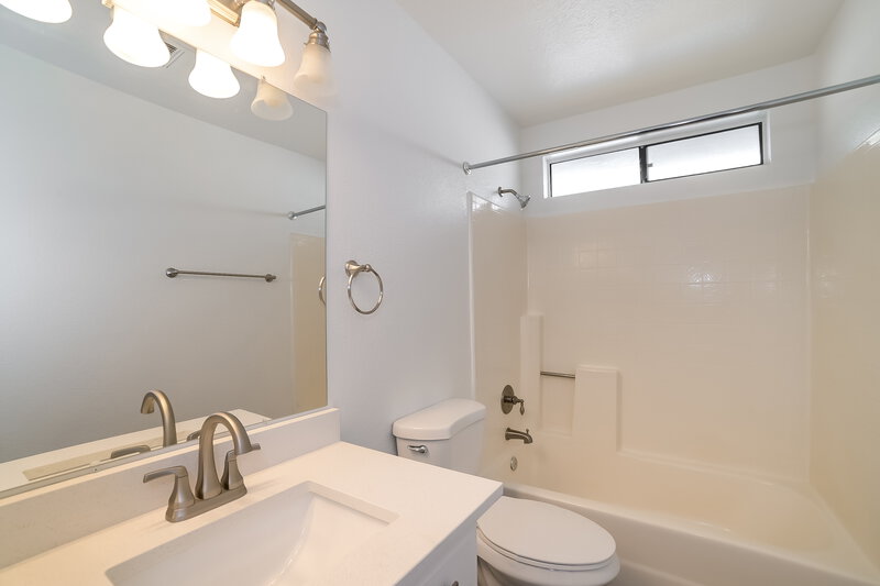 2,150/Mo, 677 W Shawnee Dr Chandler, AZ 85225 Bathroom View