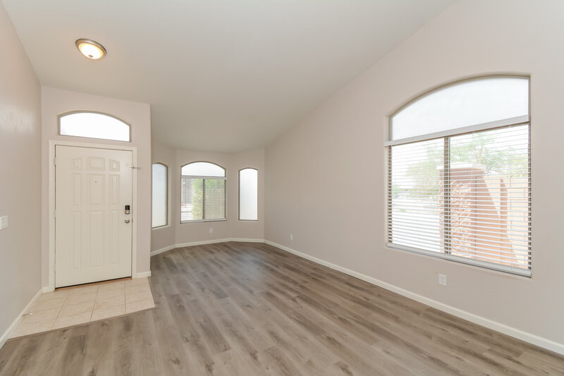 2,460/Mo, 5648 W Southgate Ave Phoenix, AZ 85043 Living Room View 2