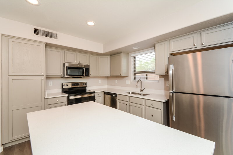 2,460/Mo, 5648 W Southgate Ave Phoenix, AZ 85043 Kitchen View