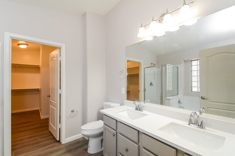 2,460/Mo, 5648 W Southgate Ave Phoenix, AZ 85043 Main Bathroom View