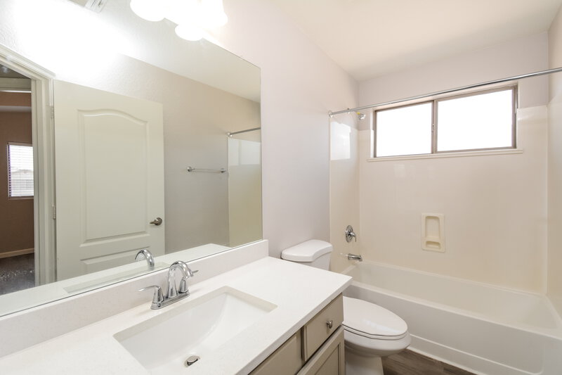 2,460/Mo, 5648 W Southgate Ave Phoenix, AZ 85043 Bathroom View