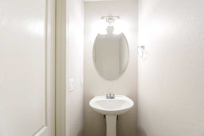 2,460/Mo, 5648 W Southgate Ave Phoenix, AZ 85043 Bathroom View 2