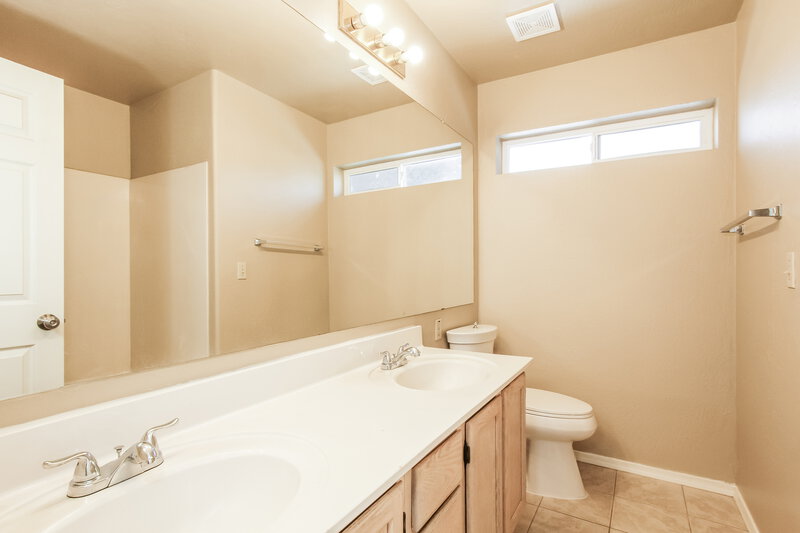 2,405/Mo, 5160 W Saragosa St Chandler, AZ 85226 Main Bathroom View