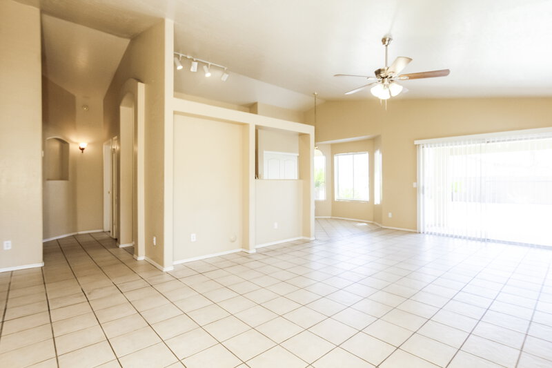 2,275/Mo, 1685 W Pinon Ct Gilbert, AZ 85233 Living Room View 2