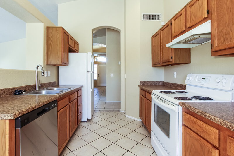 2,275/Mo, 1685 W Pinon Ct Gilbert, AZ 85233 Kitchen View