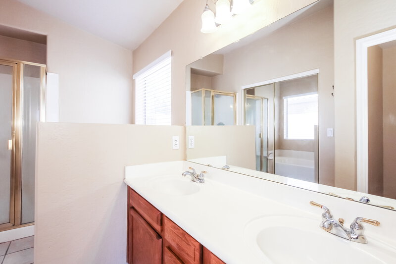 2,275/Mo, 1685 W Pinon Ct Gilbert, AZ 85233 Main Bathroom View