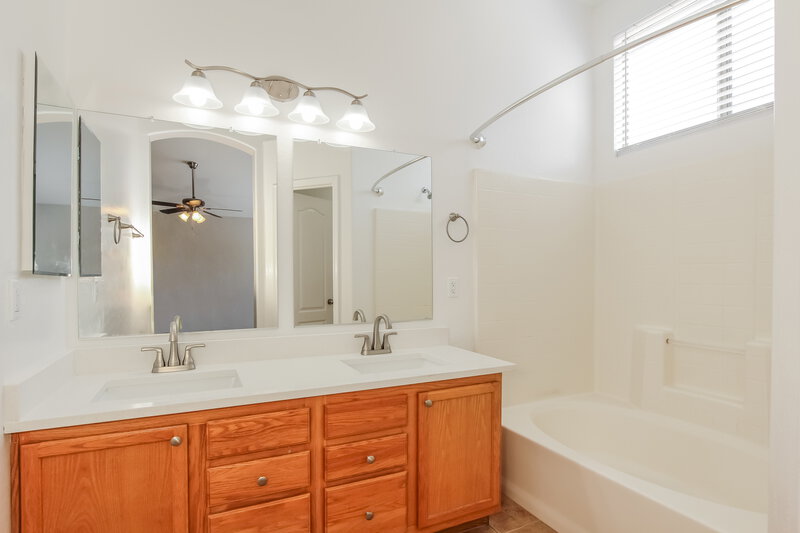 2,130/Mo, 6910 S 50th Gln Laveen, AZ 85339 Main Bathroom View