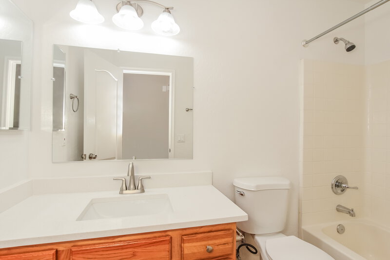 2,130/Mo, 6910 S 50th Gln Laveen, AZ 85339 Bathroom View