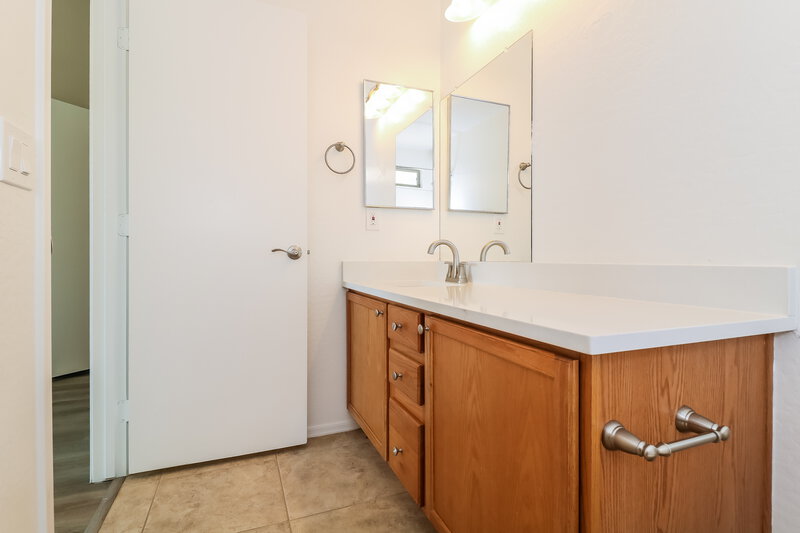 1,830/Mo, 15108 N El Frio Ct El Mirage, AZ 85335 Main Bathroom View