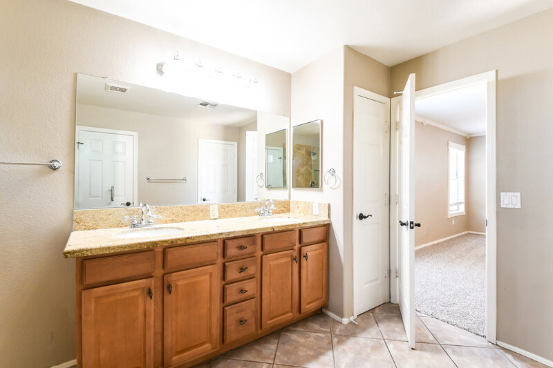 3,475/Mo, 1081 E Horseshoe Dr Chandler, AZ 85249 Main Bathroom View 2