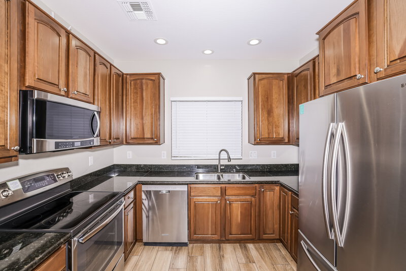 2,250/Mo, 10325 W Sands Dr Lot 458 Peoria, AZ 85383 Kitchen View