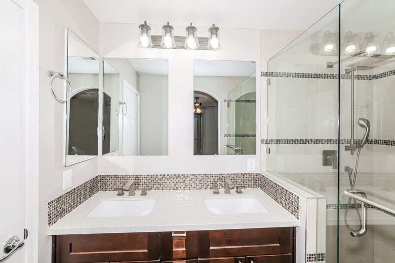 2,250/Mo, 10325 W Sands Dr Lot 458 Peoria, AZ 85383 Main Bathroom View
