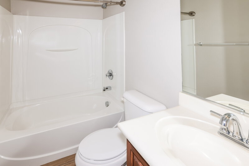 2,250/Mo, 10325 W Sands Dr Lot 458 Peoria, AZ 85383 Bathroom View 2