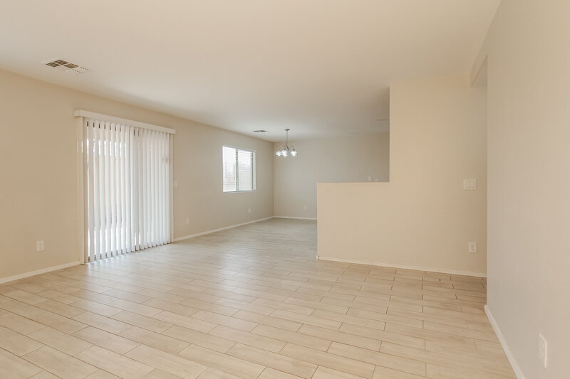 2,280/Mo, 6815 N 129th Dr Glendale, AZ 85307 Living Room View
