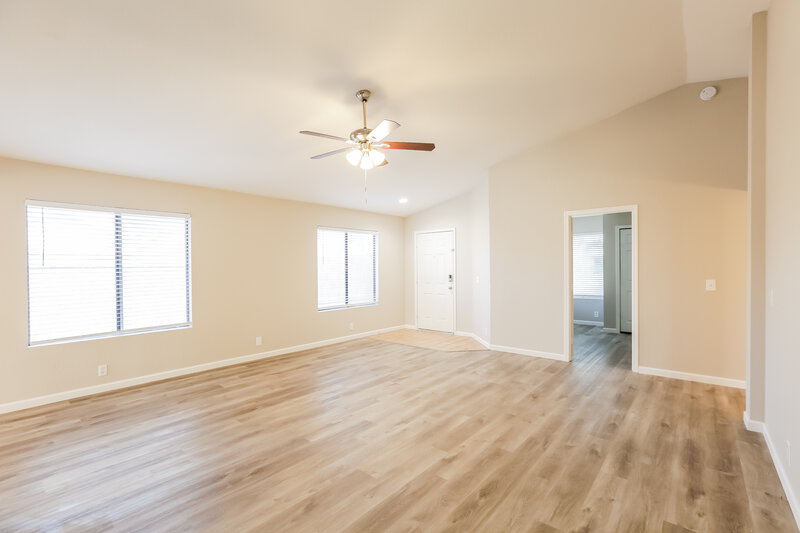 2,170/Mo, 74 S Oak St Chandler, AZ 85226 Living Room View 3