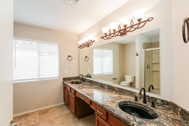 2,170/Mo, 74 S Oak St Chandler, AZ 85226 Main Bathroom View