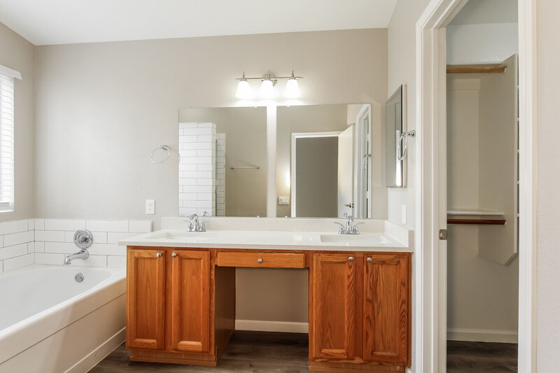 2,500/Mo, 2243 E Ross Ave Phoenix, AZ 85024 Main Bathroom View