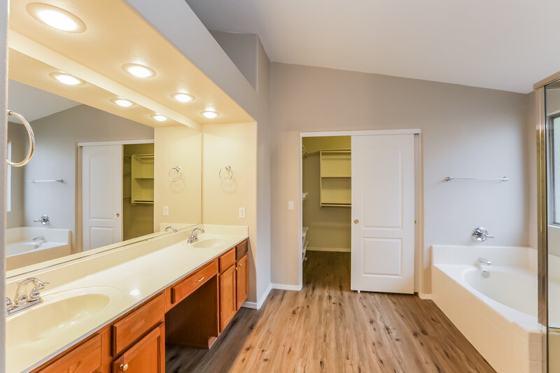 1,835/Mo, 2017 N 108th Dr Avondale, AZ 85392 Main Bathroom View
