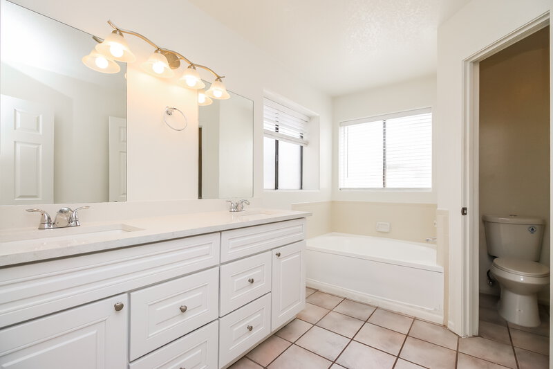 3,120/Mo, 555 W Spur Ave Gilbert, AZ 85233 Main Bathroom View