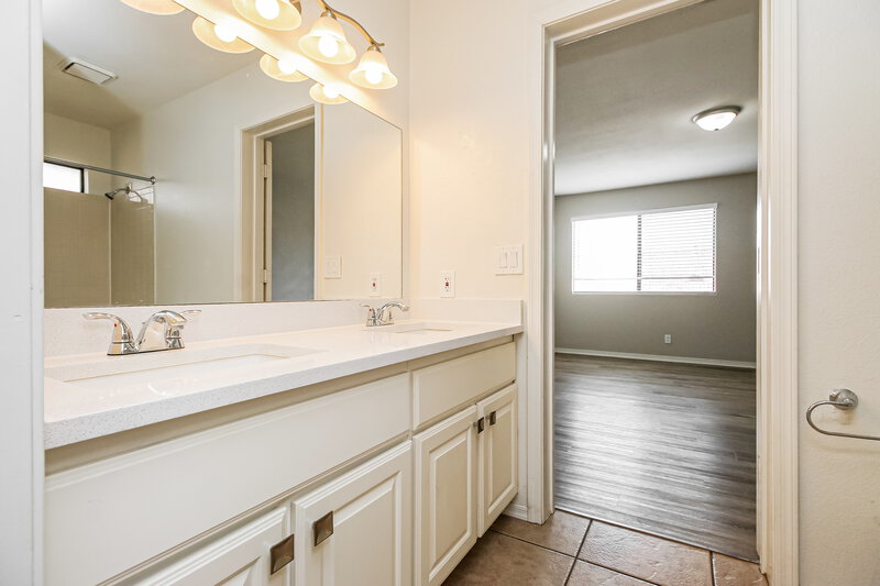 2,595/Mo, 555 W Spur Ave Gilbert, AZ 85233 Bathroom View