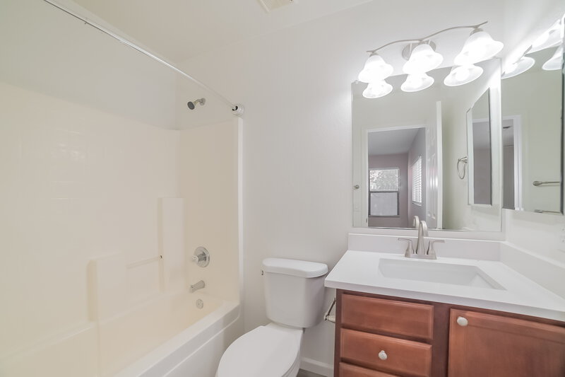 2,095/Mo, 3025 W Silver Sage Ln Phoenix, AZ 85083 Main Bathroom View