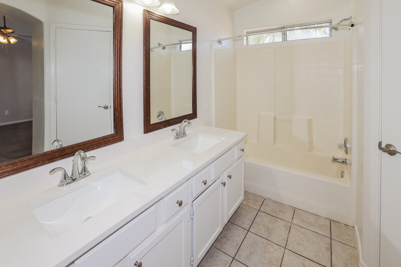 2,955/Mo, 4124 E Anderson Dr Phoenix, AZ 85032 Main Bathroom View