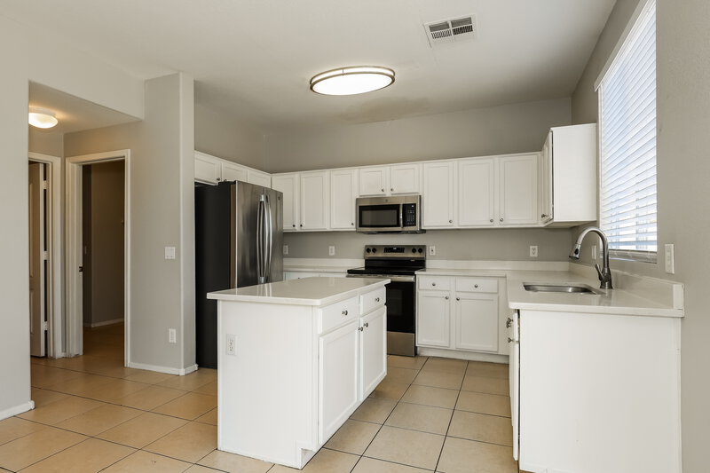 2,640/Mo, 10375 W Monte Vista Rd Avondale, AZ 85392 Kitchen View
