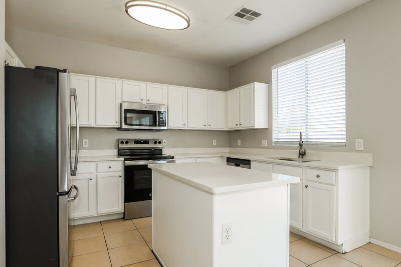 2,640/Mo, 10375 W Monte Vista Rd Avondale, AZ 85392 Kitchen View 2