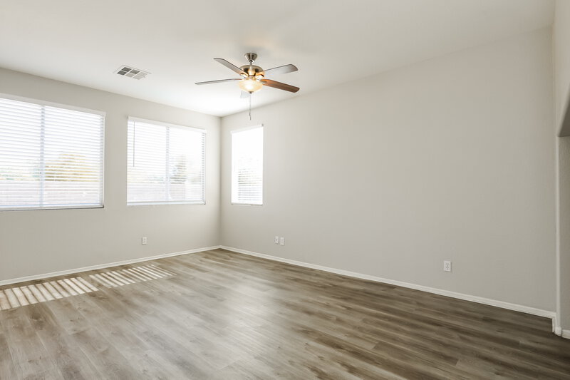 2,640/Mo, 10375 W Monte Vista Rd Avondale, AZ 85392 Family Room View