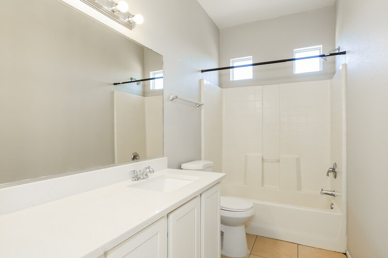 2,640/Mo, 10375 W Monte Vista Rd Avondale, AZ 85392 Bathroom View
