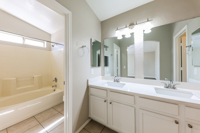 1,950/Mo, 14417 N Gil Balcome Surprise, AZ 85379 Main Bathroom View