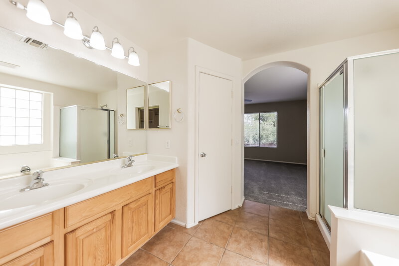 2,395/Mo, 2319 W Running Deer Trl Phoenix, AZ 85085 Main Bathroom View