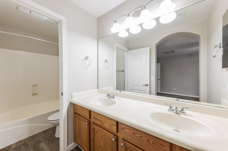 2,195/Mo, 2505 W Red Fox Rd Phoenix, AZ 85085 Main Bathroom View