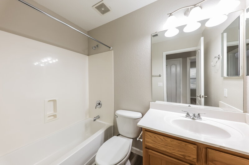 2,195/Mo, 2505 W Red Fox Rd Phoenix, AZ 85085 Bathroom View
