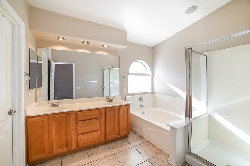 2,020/Mo, 6660 W Monona Dr Glendale, AZ 85308 Main Bathroom View