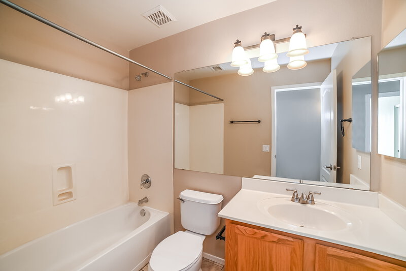 2,020/Mo, 6660 W Monona Dr Glendale, AZ 85308 Bathroom View