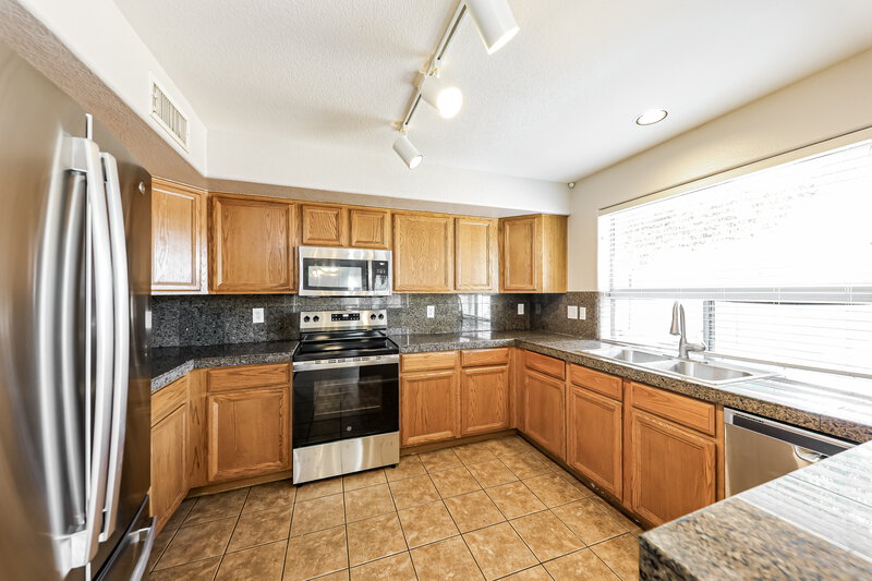 2,475/Mo, 2343 W Running Deer Trl Phoenix, AZ 85085 Kitchen View
