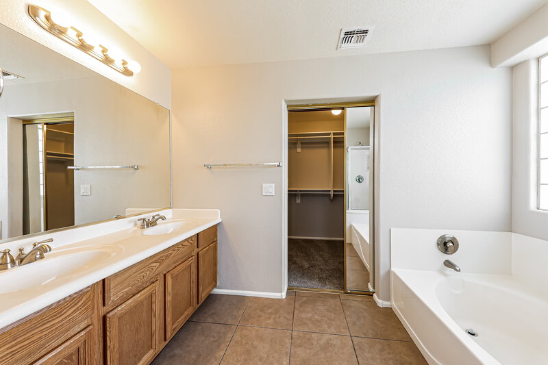 2,475/Mo, 2343 W Running Deer Trl Phoenix, AZ 85085 Main Bathroom View