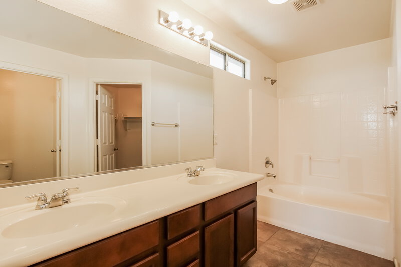 2,370/Mo, 7907 S 50th Ln Laveen, AZ 85339 Bathroom View