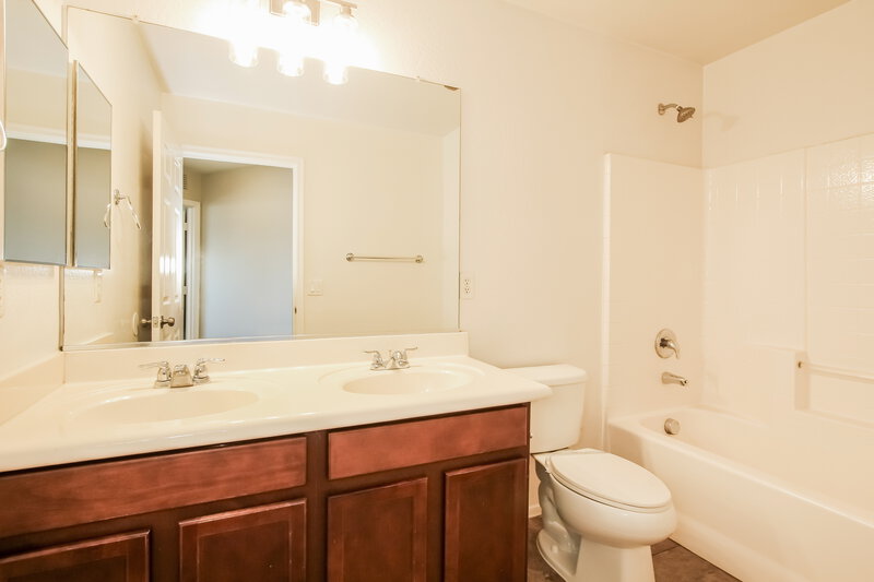 2,370/Mo, 7907 S 50th Ln Laveen, AZ 85339 Bathroom View 2