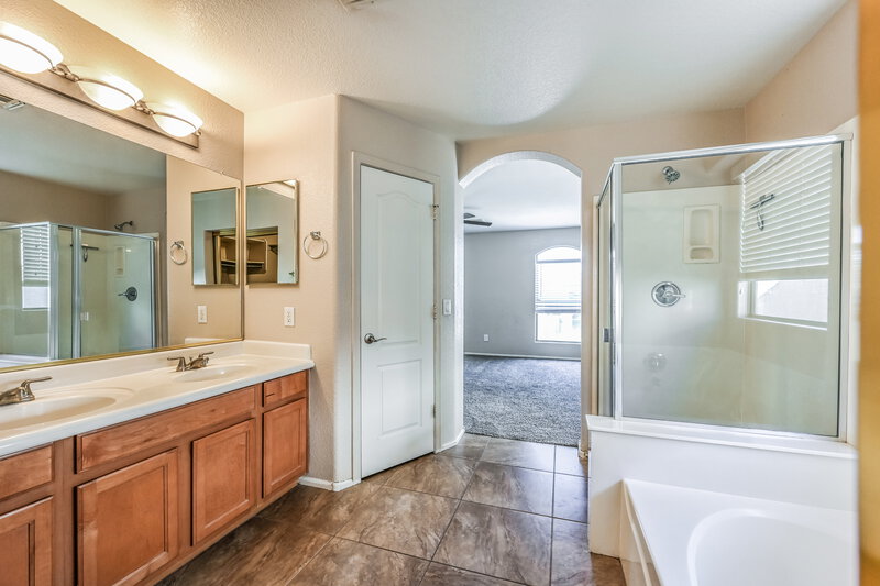 2,390/Mo, 28001 N 23rd Dr Phoenix, AZ 85085 Main Bathroom View