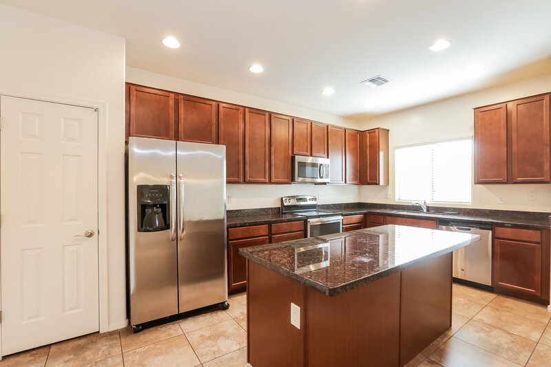 2,095/Mo, 4945 W Fawn Dr Laveen, AZ 85339 Kitchen View
